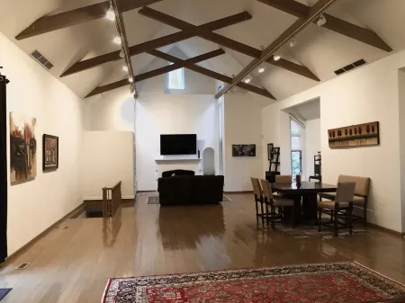 AMAZING HUGE GALLERY APARTMENT + FREE PARKING IN PRIME LOCATION