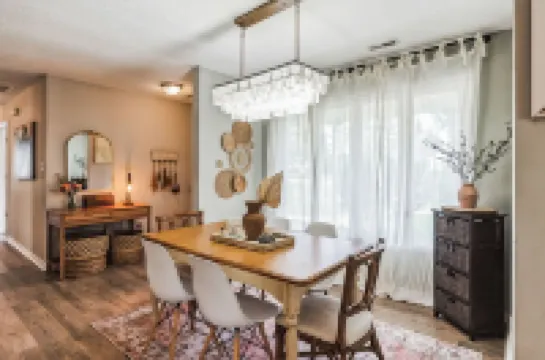 4 BR: 2 King Beds! 5 min from Main Gate, Sleeps 8!