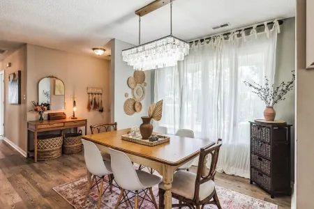 4 BR: 2 King Beds! 5 min from Main Gate, Sleeps 8!