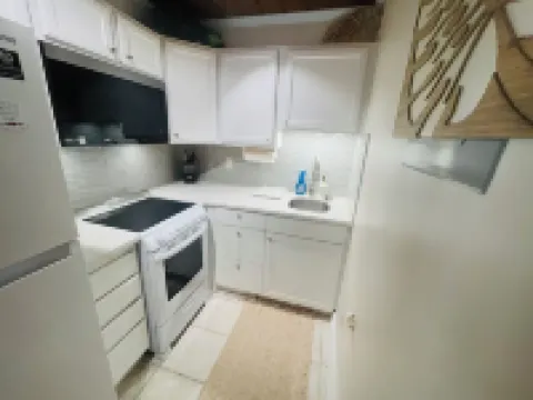 1BR beach getaway: pool, pier, sunset views. Full amenities. Near beach access.