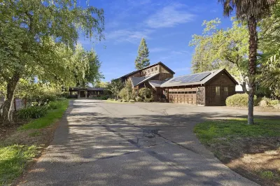 Parkside Place - Bidwell Park Location - Spacious - One of a kind! Hotels near Crazy Horse Saloon