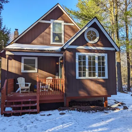 Charming Colville Cottage with King Bed/Deck/Pet Friendly!
