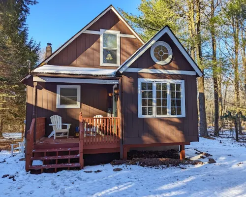 Charming Colville Cottage with King Bed/Deck/Pet Friendly! Hotels in Penn Forest Township