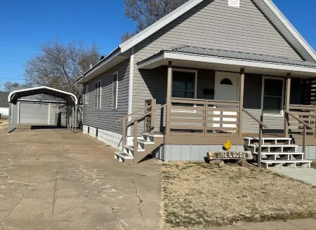 The Lodge in Great Bend Отели рядом с достопримечательностью «Great Bend Courthouse»