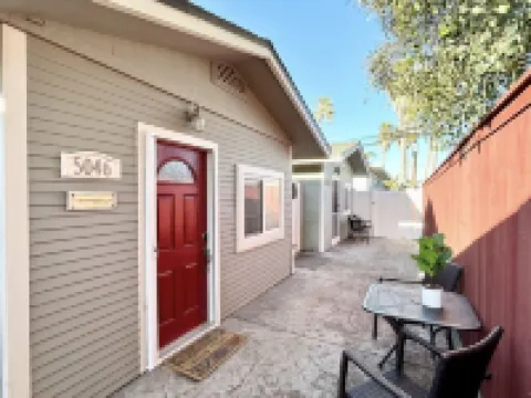 1 block from ocean - stylish & cozy beach cottage in funky Ocean Beach!