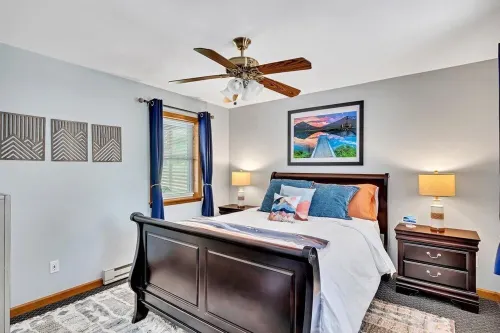 Lakefront Chalet w/ game room 25 min. from skiing & snow tubing. Pet-friendly!