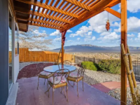 Relaxing, comfortable home for entertaining or enjoying the view Hotels in Rio Rancho