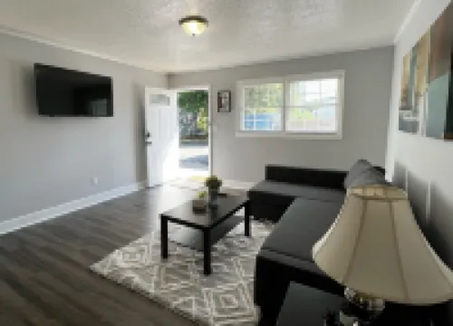 Cozy Apt. Near Downtown (2BR, 1BA, 3 beds)