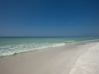 Destin Studio Condo, Completely Remodeled, Full Kitchen, Patio, Steps to Beach
