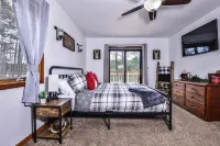 🌟Family Getaway🔥FirePit🔥Game room🌟Lake Front💧Private Location🌟Close to town🏖️ - 3-Star