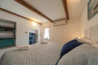 Belleville Holiday Home - a stone's throw from the Cathedral