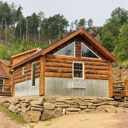8 miles to Mount Rushmore - Sleeps 2 - King Bed