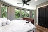 *Castle by the Square* - 5 minute walk to downtown Bentonville!