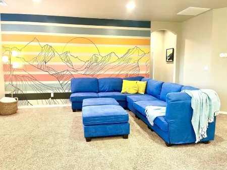 Top Rated! Bring the Kids, Big Backyard! Sleeps 12. Fast Wifi.