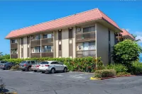 Cozy Kona condo walking distance to the beach, shops and restaurants.