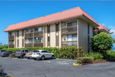 Cozy Kona condo walking distance to the beach, shops and restaurants. Отели рядом с достопримечательностью «Маниниауоли Бич»