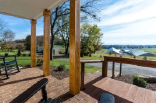 Luxury Farm Cottage, Hot Tub, Sauna,Massage,Shenandoah Views, Pet Friendly