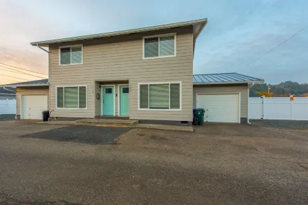 The Salty Duplex (Right Side) Отели рядом с достопримечательностью «Лейк Мари Трейлхед»