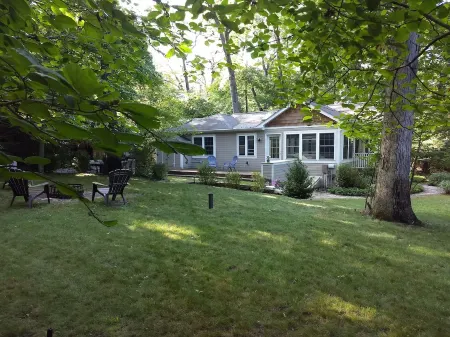 Autumn Getaway in Michiana: Cozy Cottage for 8 on Private Woodsy Lot