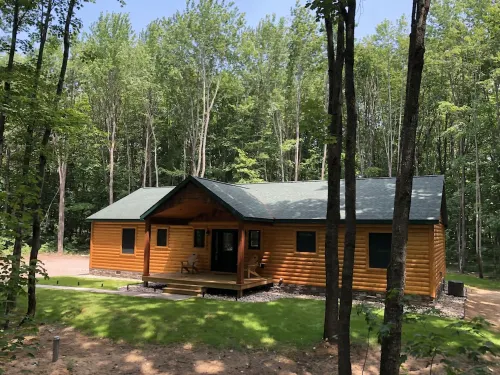 Northern MI Log Cabin Inn–Hot Tub, Trails, Golf, Trails, Nature, Snowmobile, Ski - 小木屋