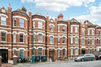 Family Retreat Stylish Central Bournemouth, Sleeps 6, 7 Minute Walk to Beach