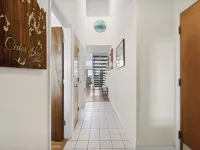 3 Pelicans - Waterfront Condo w Pool & Boat Trailer Parking فنادق في سيدار كي