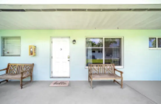 Beach Unit! Walk To Beach & Restaurants / Shops!