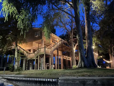 Guadalupe River Oasis-Pool Table-Shuffle Board-5 Bedrooms-Sleeps 12! Hotels near Polmedia Polish Pottery