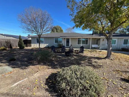 Boots & Barrels Ranch-2 master bedrooms,2 add'l bedrooms,3 baths, views, firepit