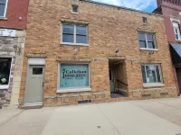 Completely remodeled downtown apartment!  2 large bedrooms! Отели в г. 