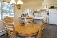 Private, Quiet 2 Bedroom Condo w/ Pool & Hot Tub