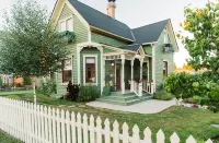 Victorian Secrets 1897 Home - Curious? Eclectic, convenient & ❤️ of wine country