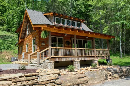 Riverbend Cabin! A Luxurious New Private Waterfront  Log Cabin.