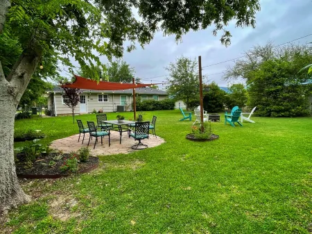 BCS Back Forty- fully stocked home & great yard—close to A&M, great food & fun. Отели в г. Брайан