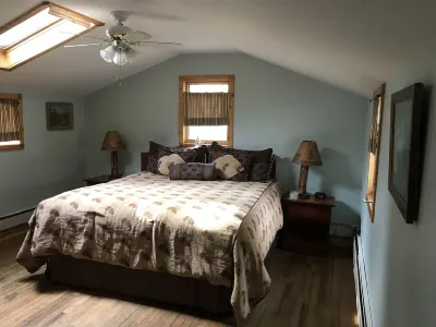 Vintage Cabin with Hot Tub, Convenient in-Town Location & Mountain Views! Gem Lake 주변 호텔