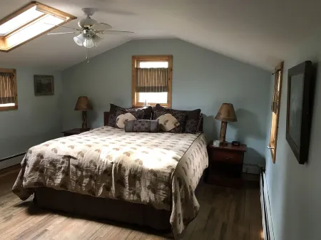 Vintage Cabin with Hot Tub, Convenient in-Town Location & Mountain Views! Отели рядом с достопримечательностью «Gem Lake»