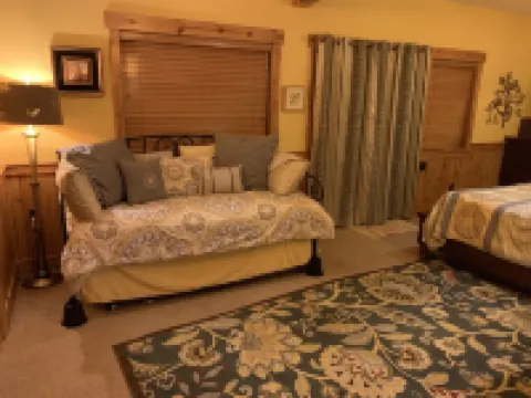 Luxury in prime location. Hot tub, games room with pool table. 4th night free.