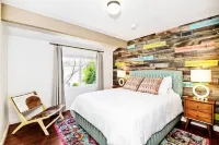 Cozy 5-bedroom with huge private backyard! Perf 4 reunions & recently renovated! 소랜도밸리 / 미라메사 호텔