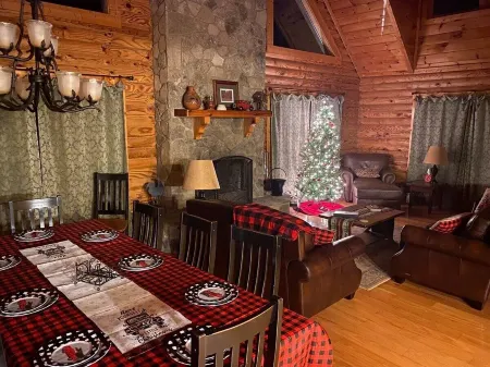 5br Log Cabin: Hot Tub, Firepit, Game Room, Yard! Near Fontana, Bryson, and NOC