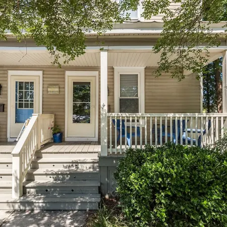 Next to the park and 2 blocks to the Beach and restaurants! RIGHT side of Duplex