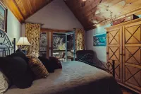 River Rock Mountain Chalet on Coosawattee River / HotTub / Fire-Pit / Riverside