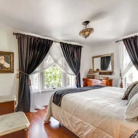 VICTORIAN PARADISE WITH INTELLIBED BED IN DOWNTOWN CAMPBELL