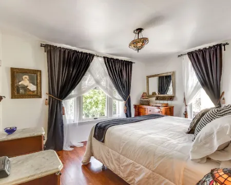 VICTORIAN PARADISE WITH INTELLIBED BED IN DOWNTOWN CAMPBELL キャンベルのホテル
