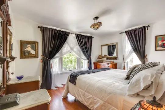 VICTORIAN PARADISE WITH INTELLIBED BED IN DOWNTOWN CAMPBELL Hoteles cerca de Los Gatos Creek Trail