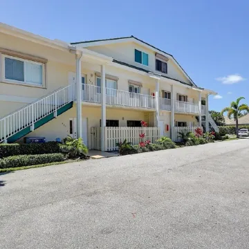 The Captain’s Quarters - WALK TO BEACH!