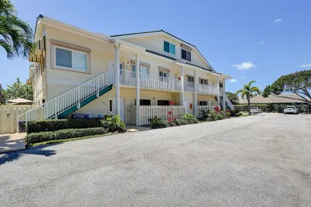 The Captain’s Quarters - WALK TO BEACH!