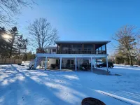 Blue Heron Point - Hot Tub, Kayaks, Fishing, 3 bedrooms on a no wake lake Hotels in Montcalm County