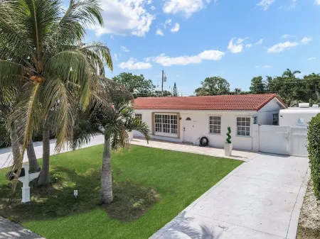 Stunning Home with a HEATED POOL 4 miles to the beach! Отели рядом с достопримечательностью «Laguna Bay Nursery Inc»