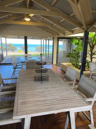 Beachfront Tickera Roundhouse - sea views inside and out - peaceful family home