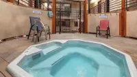 Cozy 1-BR home w free shuttles, hot tub, fireplace!